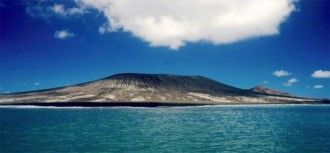 Emergeixen les primeres imatges de l'illa formada al Pacífic 