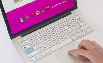 El teclat per Macbook que vol substituir les lletres per emoticones 