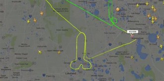 Un pilot traça al cel un dibuix que fa la volta al món 