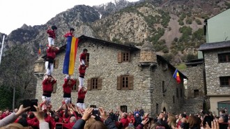 Els Castellers d'Andorra estrenen la seva camisa amb tres castells de 6