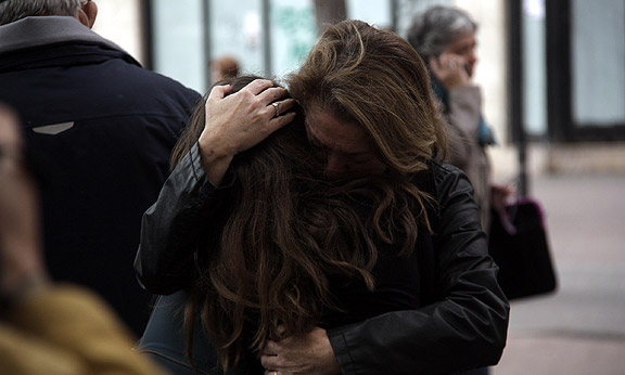 Una mare i la seva filla s'abracen a la sortida de l'institut Joan Fuster de Barcelona.