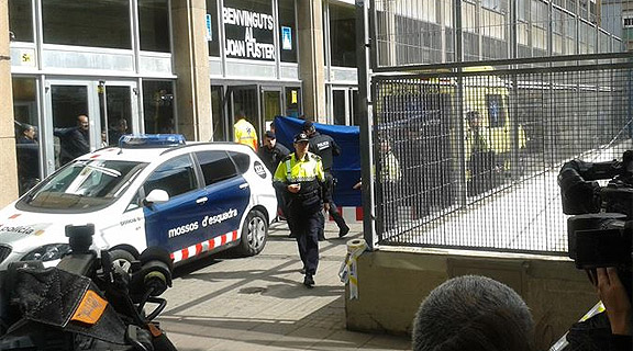 Entrada de l'institut Joan Fuster, amb la premsa, els Mossos i els serveis mèdics.